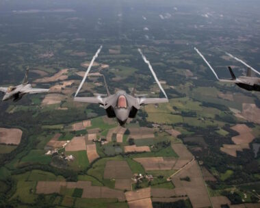 Μαχητικά αεροσκάφη F-35 και Rafale πετούν πάνω από την Γαλλία