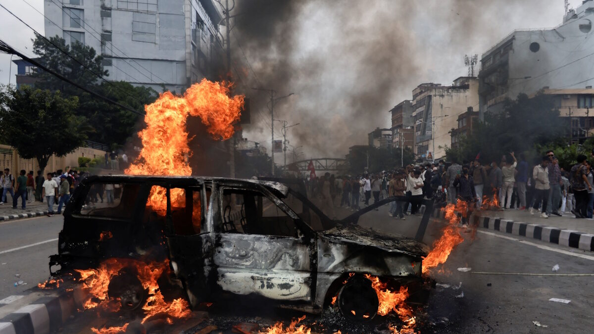 Όχημα πυρπολήθηκε από διαδηλωτές στο Κατμαντού του Νεπάλ