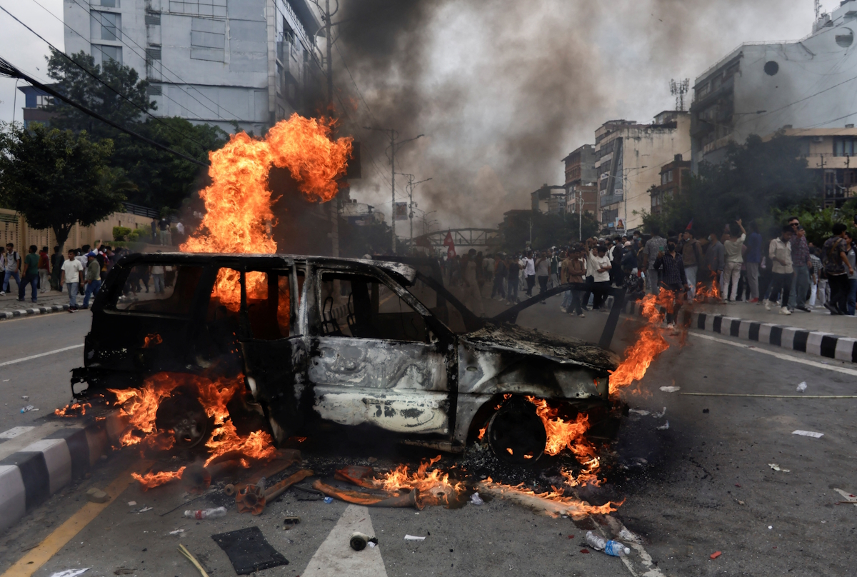 Όχημα πυρπολήθηκε από διαδηλωτές στο Κατμαντού του Νεπάλ