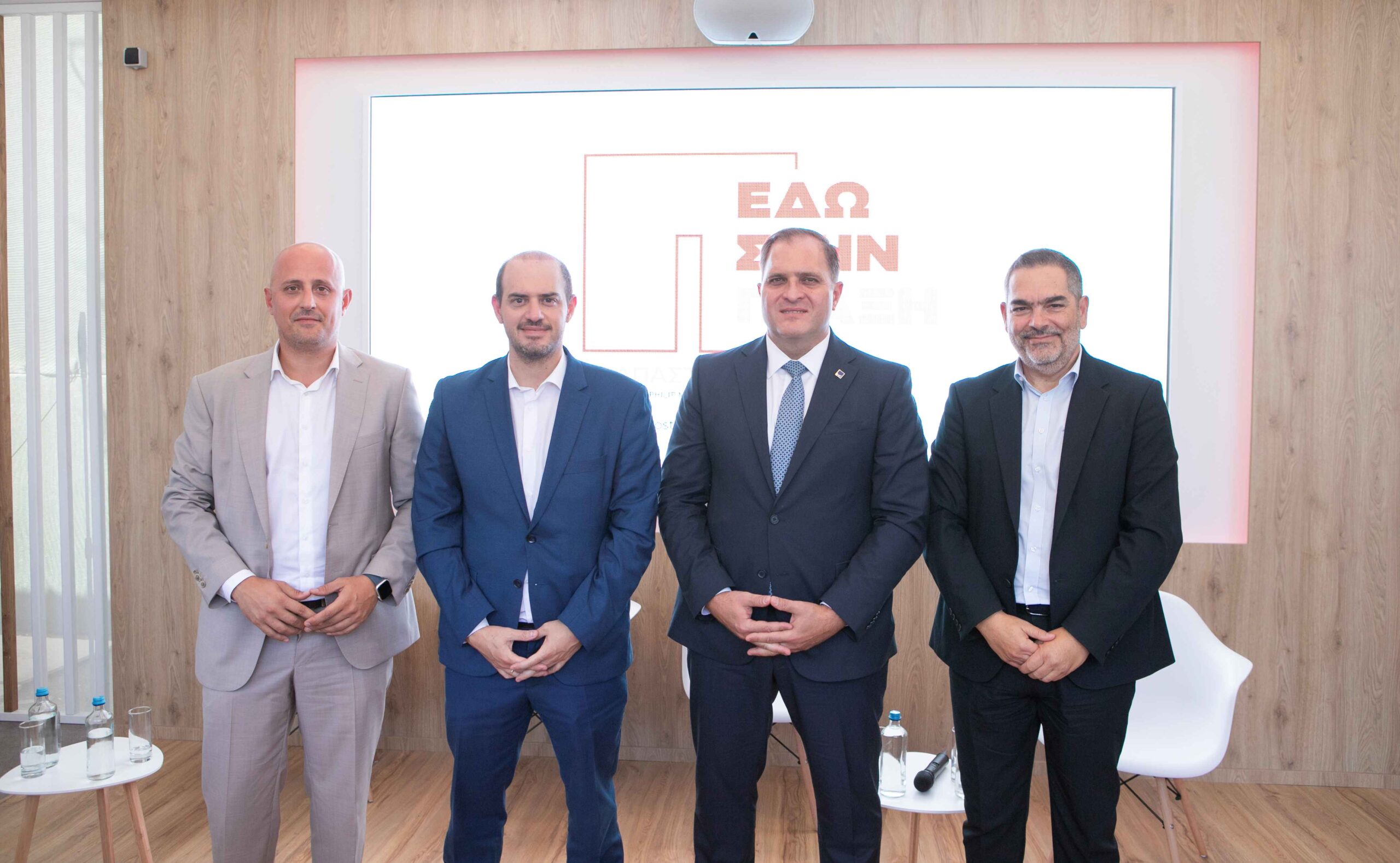 Ο δημοσιογράφος Τάσος Ζάχος, ο Υφυπουργός Οικονομικών Γιώργος Κοτσιράς, ο διοικητής της ΑΑΔΕ Γιώργος Πιτσιλής, ο αντιπροόεδρος της Παπαστράτος Ιάκωβος Καργαρώτος
