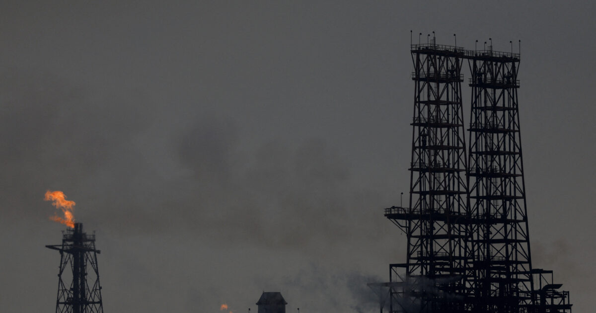 Putin downloads oil prices to India