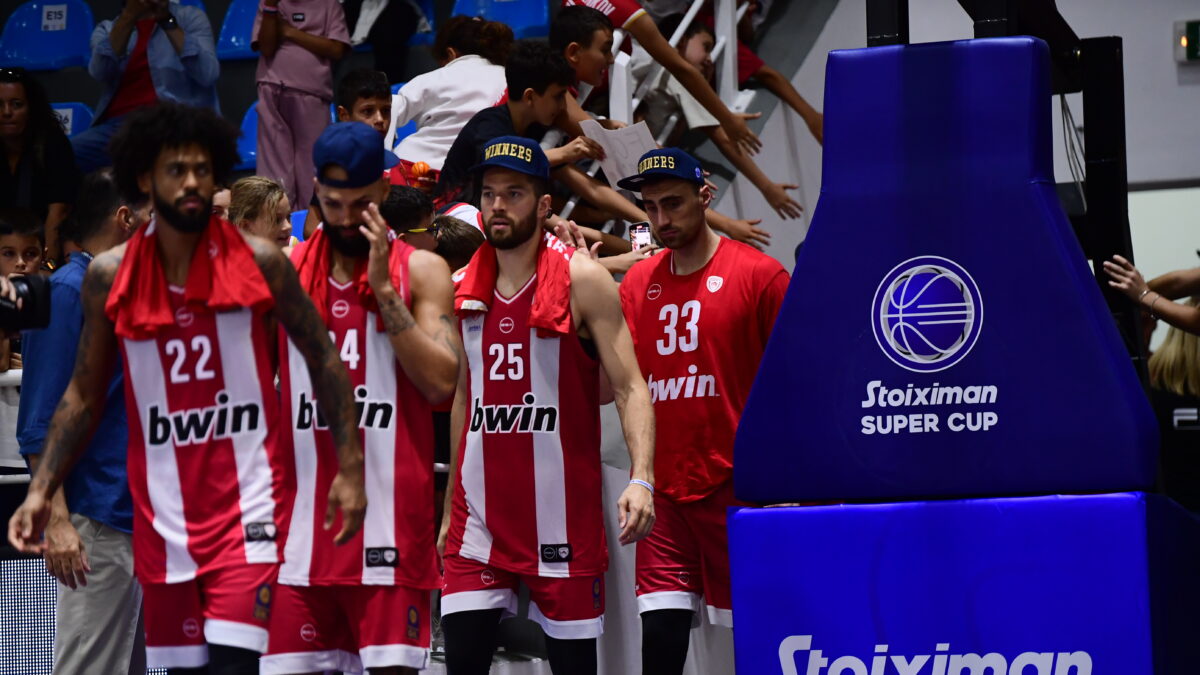 Οι παίκτες του Ολυμπιακού στην απονομή του Super Cup (KLODIAN LATO