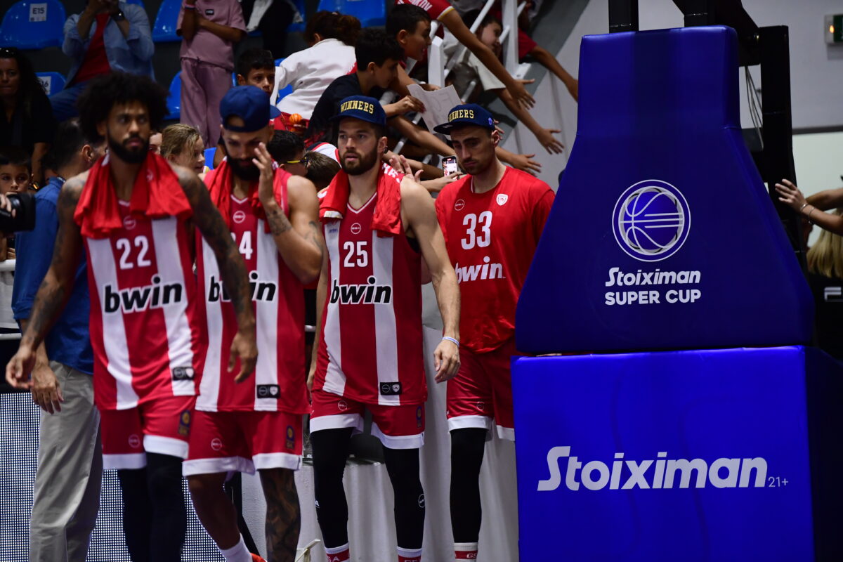 Οι παίκτες του Ολυμπιακού στην απονομή του Super Cup (KLODIAN LATO
