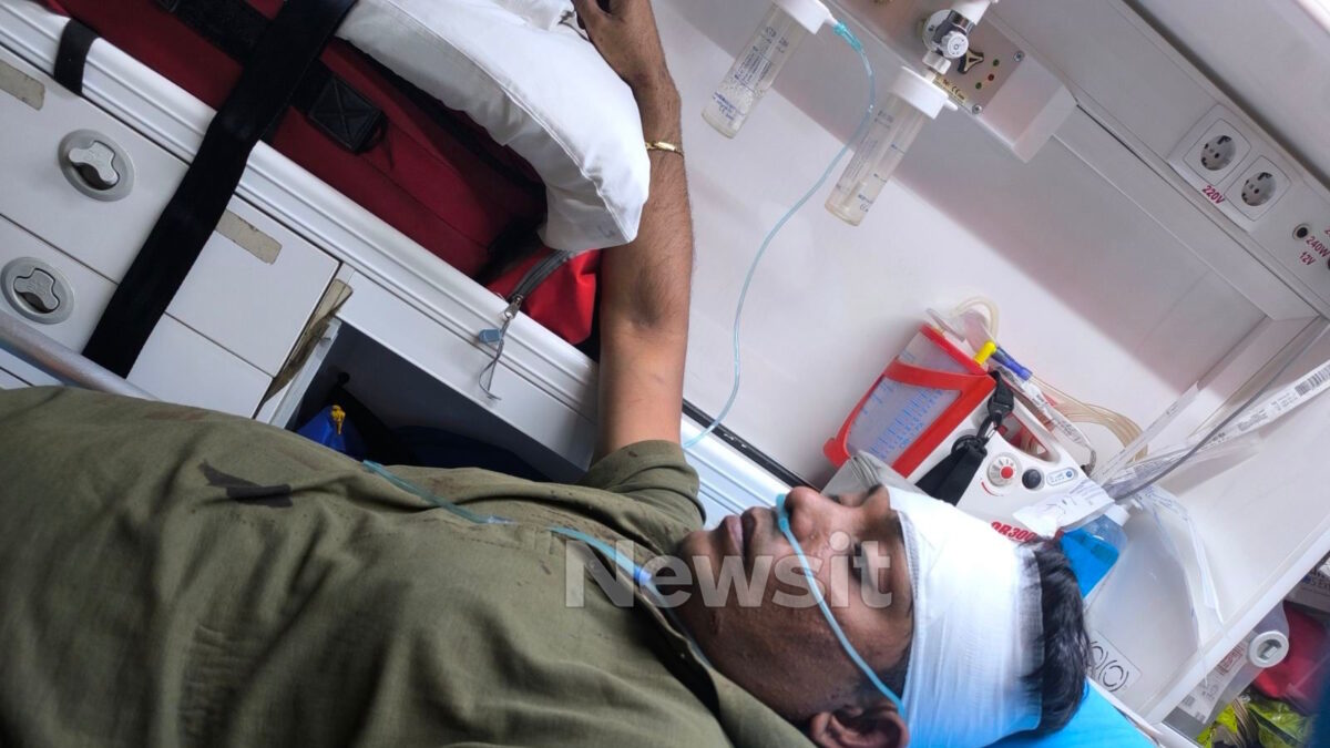 Η στιγμή που ο Παλαιστίνιος έχει αρπάξει το τσαντάκι του 34χρονου πριν τον χτυπήσει με το μπουκάλι στο κεφάλι