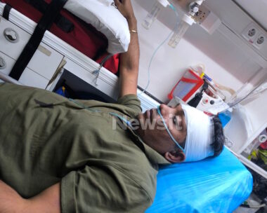 Η στιγμή που ο Παλαιστίνιος έχει αρπάξει το τσαντάκι του 34χρονου πριν τον χτυπήσει με το μπουκάλι στο κεφάλι