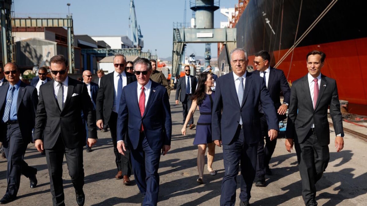 Ο Πρόεδρος και Διευθύνων Σύμβουλος της Onex Shipyards & technologies Πάνος Ξενοκώστας, ο Αμερικανός υπουργός Εσωτερικών Νταγκ Μπέργκαμ, ο υπουργός Ανάπτυξης Τάκης Θεοδωρικάκος και ο Επιτετραμμένος της αμερικανικής Πρεσβείας, Τζος Χακ