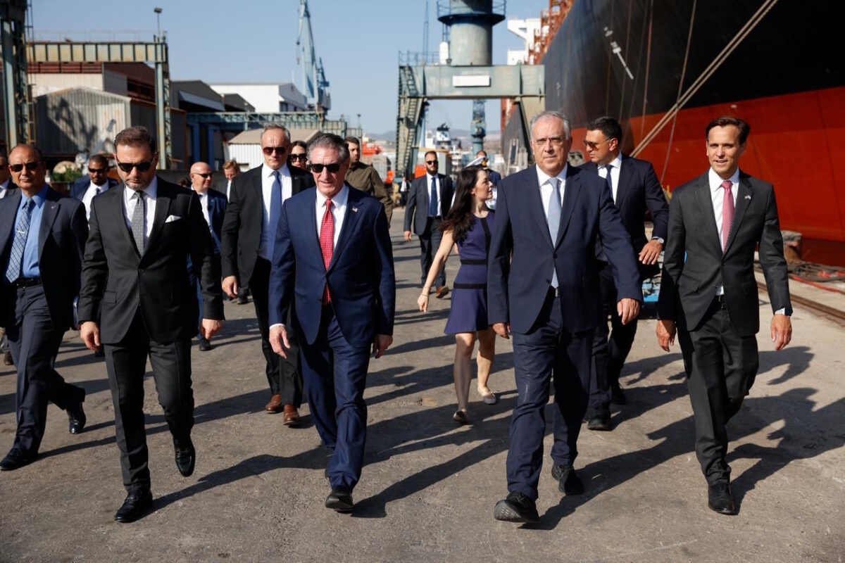Ο Πρόεδρος και Διευθύνων Σύμβουλος της Onex Shipyards & technologies Πάνος Ξενοκώστας, ο Αμερικανός υπουργός Εσωτερικών Νταγκ Μπέργκαμ, ο υπουργός Ανάπτυξης Τάκης Θεοδωρικάκος και ο Επιτετραμμένος της αμερικανικής Πρεσβείας, Τζος Χακ