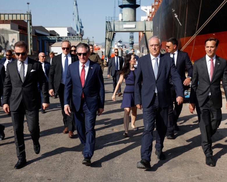 Θεοδωρίκακος: Στρατηγική συνεργασία με τις ΗΠΑ και στη ναυπηγική βιομηχανία – Συνάντηση με τον Αμερικανό ΥΠΕΣ στα Ναυπηγεία Ελευσίνας