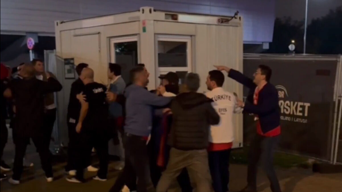 Ελλάδα – Τουρκία: Ένταση μεταξύ Ελλήνων και Τούρκων φιλάθλων μετά τον ημιτελικό του Eurobasket