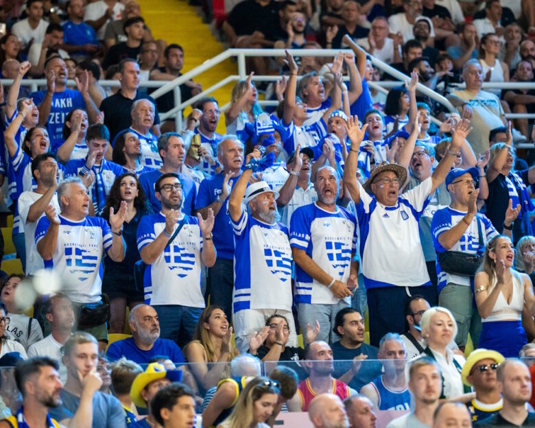 Ένταση στο Ελλάδα – Βοσνία: Προσπάθησαν να αρπάξουν ελληνικές σημαίες και τους έδιωξαν από το γήπεδο