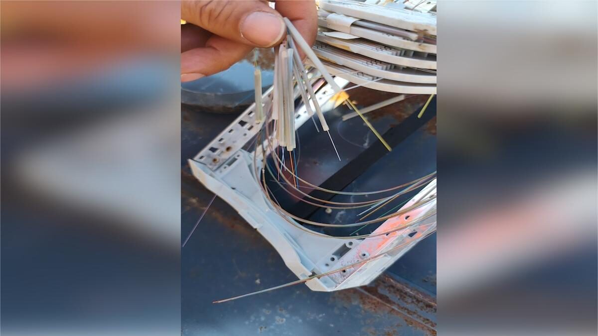 Οι οπτικές ίνες κομμένες με ψαλίδι