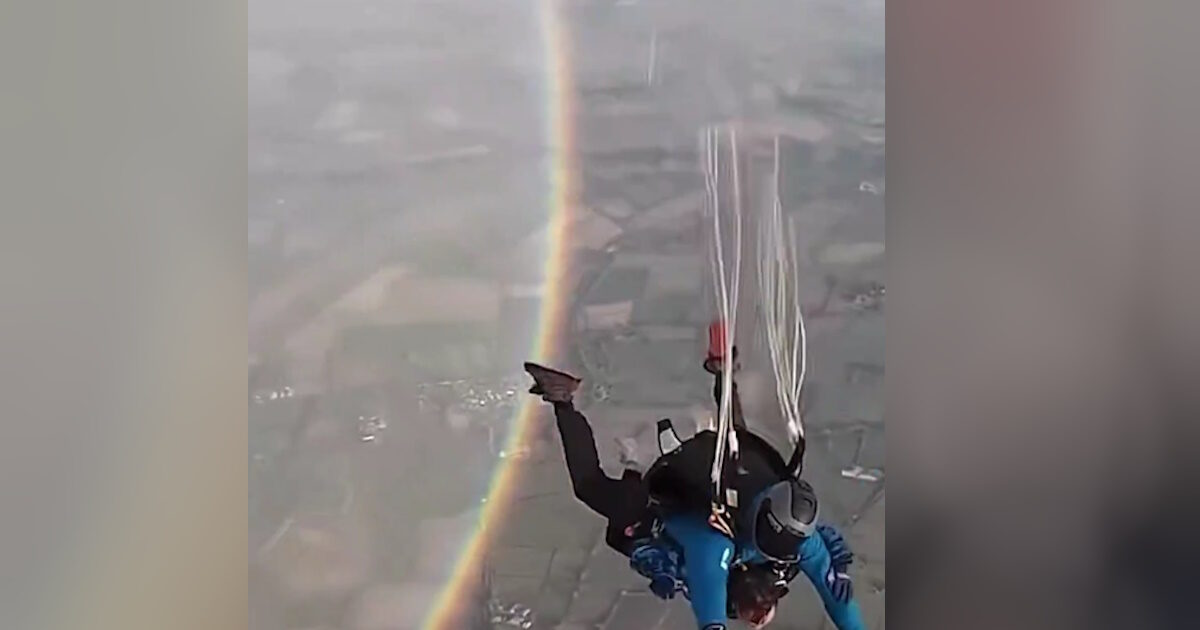 Paratroopers made a free decline with a rainbow background in full circle: Theodoris Kolidas explains the phenomenon – Watch video