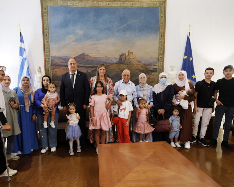 Ο Νικήτας Κακλαμάνης στα παιδιά της Παλαιστίνης στη Βουλή: «Για όσο βρίσκεστε στην Ελλάδα είστε τα παιδιά μας»