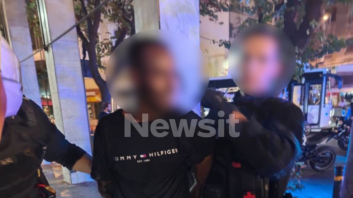 Ο Παλαιστίνιος τη στιγμή της σύλληψής του από αστυνομικούς στην Ομόνοια