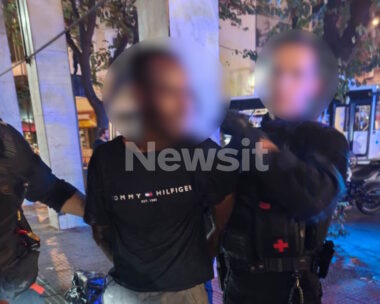 Ο Παλαιστίνιος τη στιγμή της σύλληψής του από αστυνομικούς στην Ομόνοια