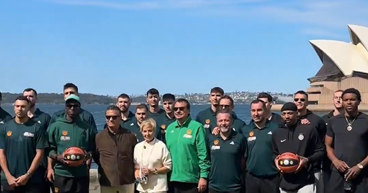 Panathinaikos arrived in Sydney and was photographed in front of the opera