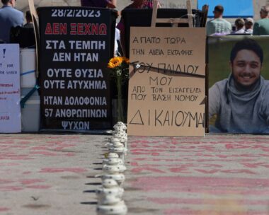 Συνεχίζει την απεργία πείνας ο Πάνος Ρούτσι, πατέρας του 22χρονου Ντένις, θύμα των Τεμπών