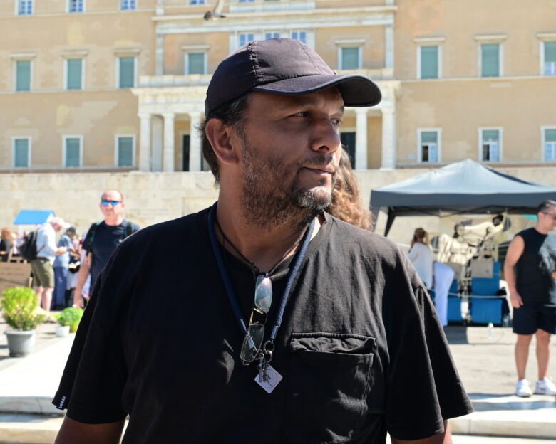 Πιθανόν σήμερα η απόφαση για εκταφή του γιου του Ρούτσι για έλεγχο DNA  τη Δευτέρα  η απόφαση για τοξικολογικές έρευνες  γκρίνια στη μεζονέτα του ΠΑΣΟΚ  που κατεβαίνει υποψήφιος βουλευτής ο Δουδωνής  μα ούτε μια ματιά Ζωή – Στέφανος; 