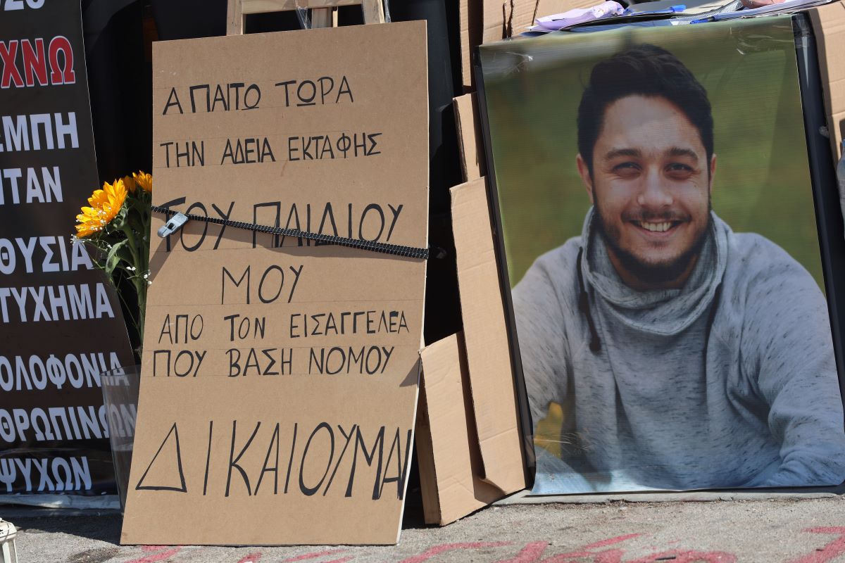 Φωτογραφία του 22χρονου γιου του Ντένις Ρούτσι - ο απεργός πείνας ζητά τηυν εκταφή του γιου του