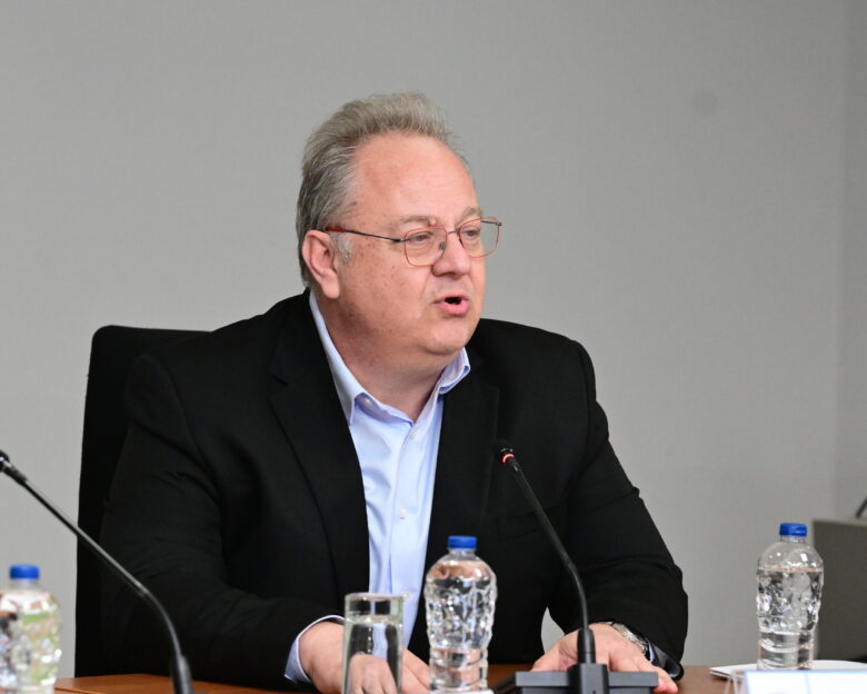 Σεισμός στην Εύβοια: «Δεν σκοτώνουν οι σεισμοί, οι ανθρώπινες κατασκευές σκοτώνουν», λέει ο καθηγητής Παπαζάχος
