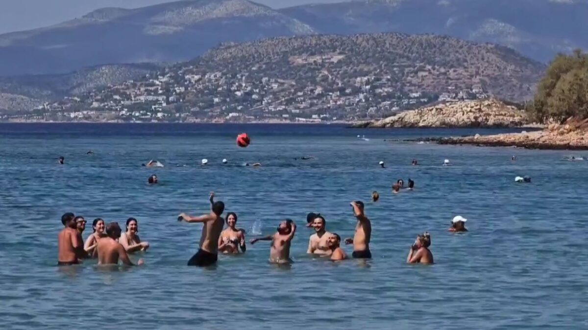Αρχές Σεπτέμβρη και οι παραλίες θυμίζουν Αύγουστο