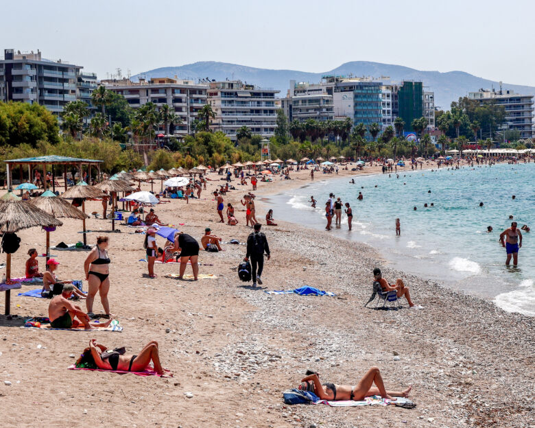 Ξεχύθηκαν στις παραλίες οι Αθηναίοι: Πτώση της θερμοκρασίας την Τρίτη και μετά πάλι καλοκαιρινό σκηνικό