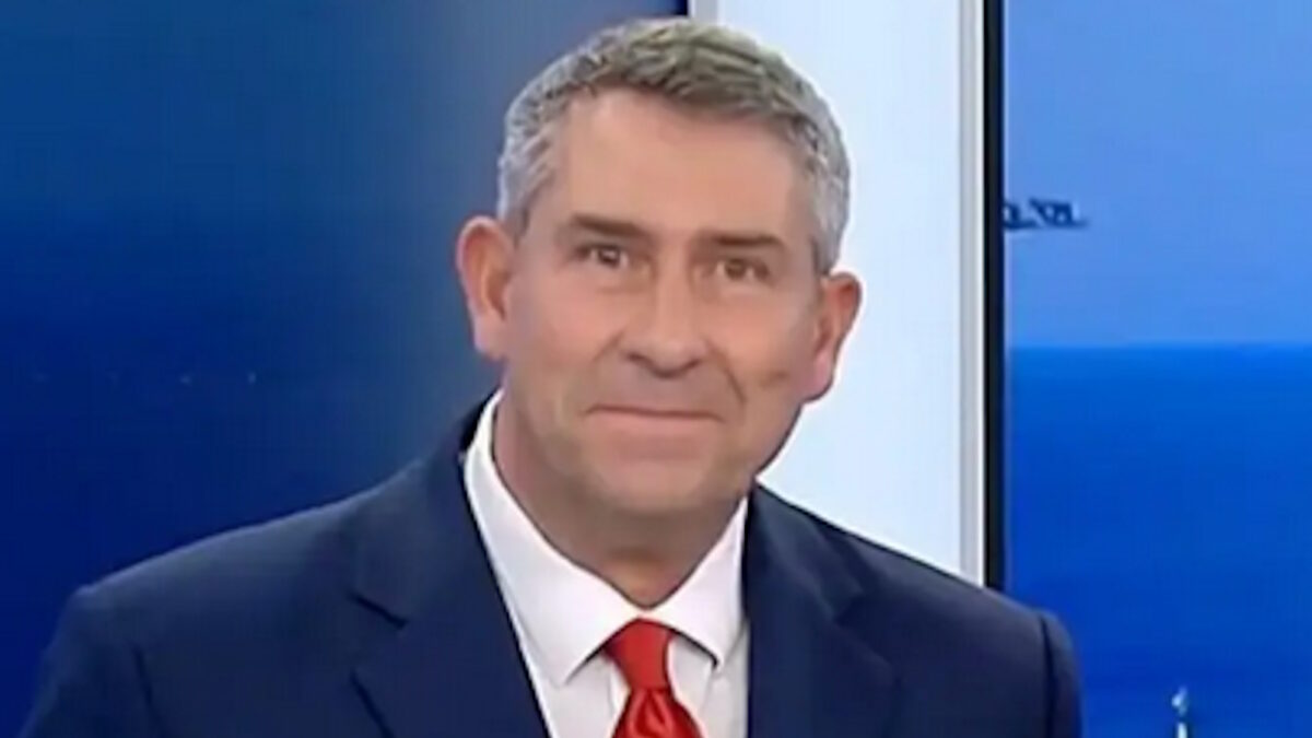 Ο Άκης Παυλόπουλος κατά τη διάρκεια της εκπομπής που παρουσιάζει στον ΣΚΑΪ