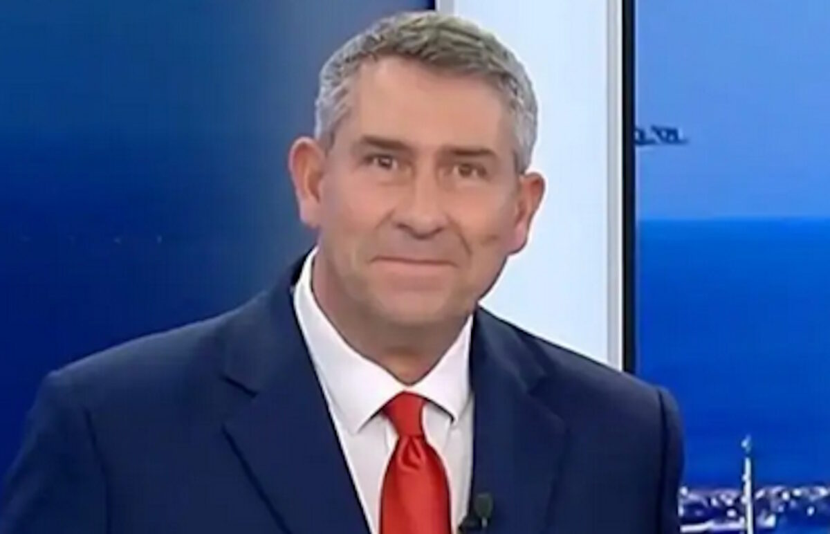 Ο Άκης Παυλόπουλος κατά τη διάρκεια της εκπομπής που παρουσιάζει στον ΣΚΑΪ