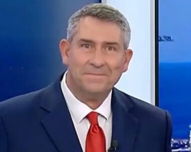 Ο Άκης Παυλόπουλος κατά τη διάρκεια της εκπομπής που παρουσιάζει στον ΣΚΑΪ