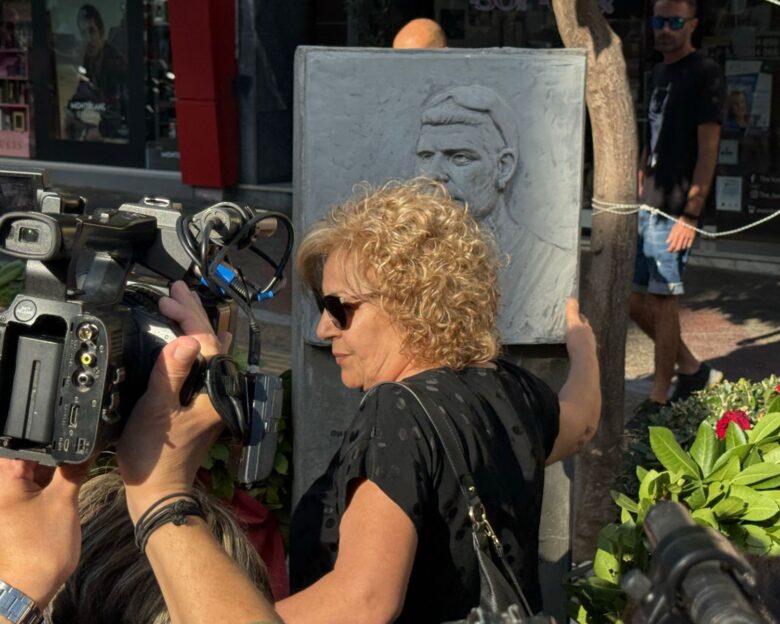 Παύλος Φύσσας: Η Μάγδα Φύσσα στο μνημείο του δολοφονημένου μουσικού στο Κερατσίνι – Σκηνές συγκίνησης και μνήμης