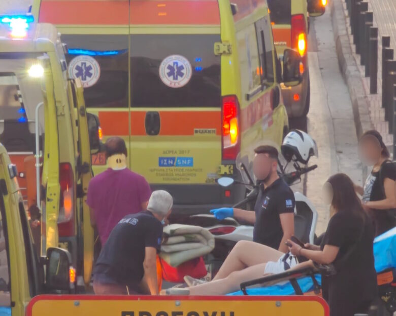Τροχαίο στον Πειραιά: Λεωφορείο συγκρούστηκε με τραμ – 30 επιβάτες τραυματίστηκαν