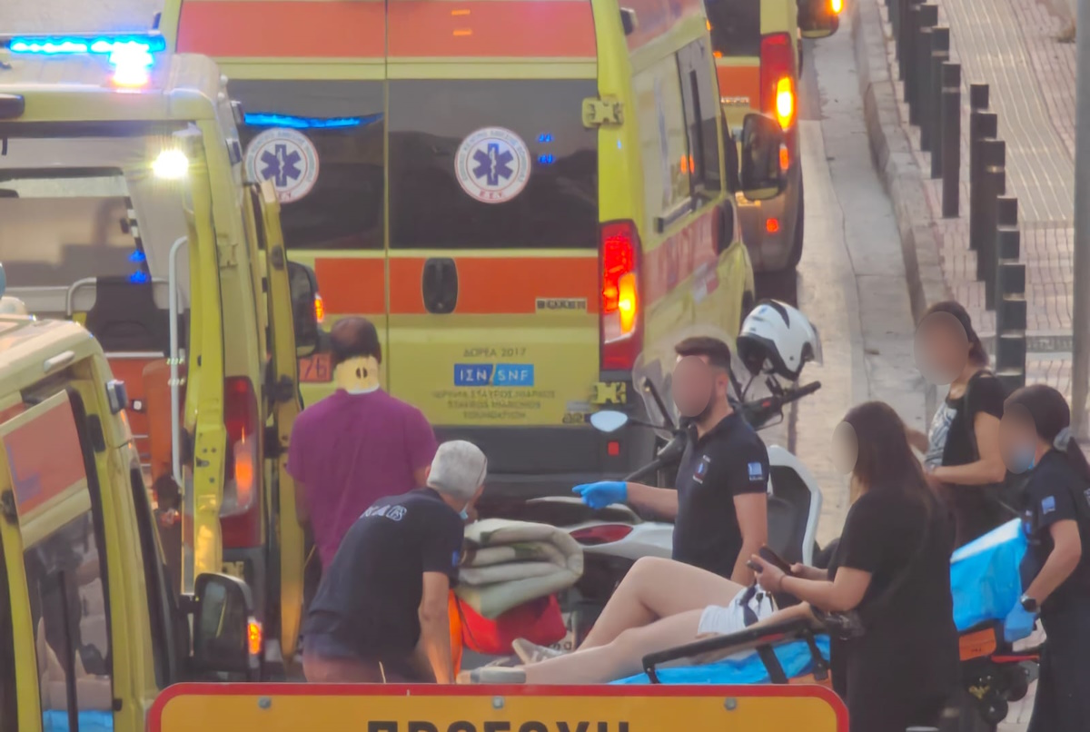 Σύγκρουση λεωφορείου με τραμ στον Πειραιά