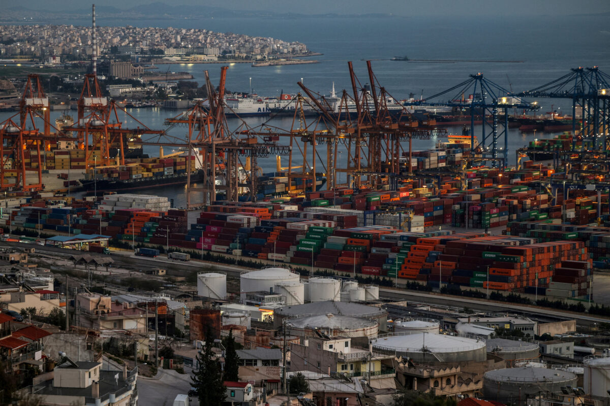 Εμπορευματοκιβώτια της COSCO στον Πειραιά