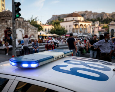 Περιπολικό στην πλατεία Μοναστηρακίου