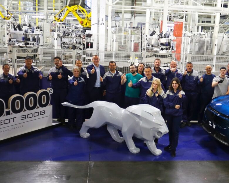 Peugeot: To 3008 γιορτάζει την παραγωγή στο εργοστάσιο του Σοσό