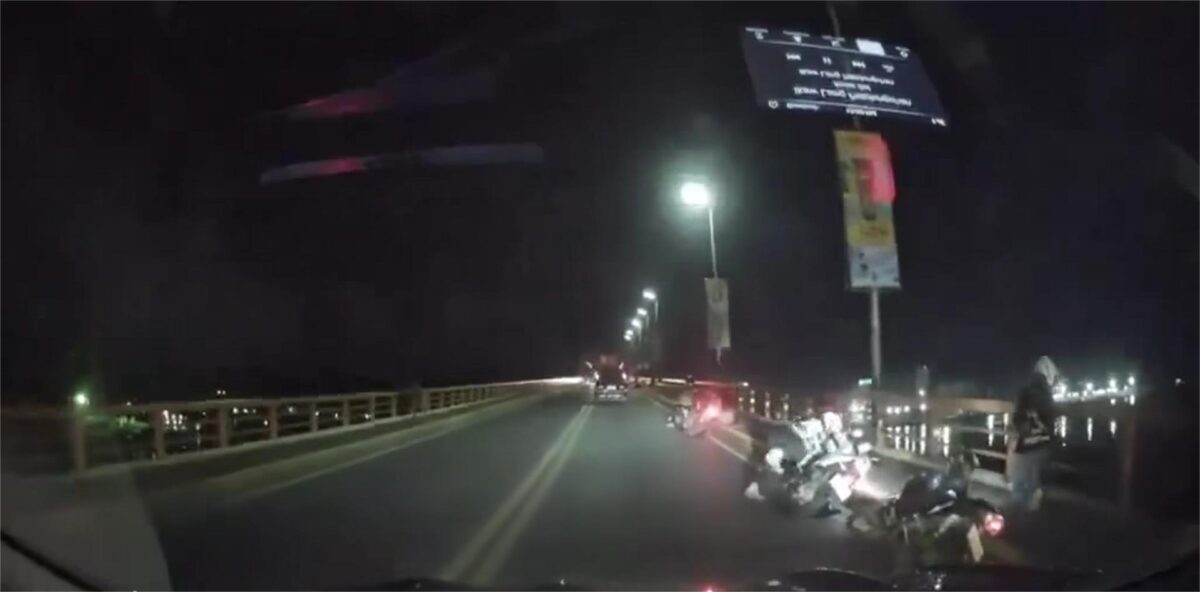 Άνθρωποι εγκαταλείπουν τα οχήματά τους σε μια γέφυρα κατά τη διάρκεια του σεισμού στις Φιλιππίνες