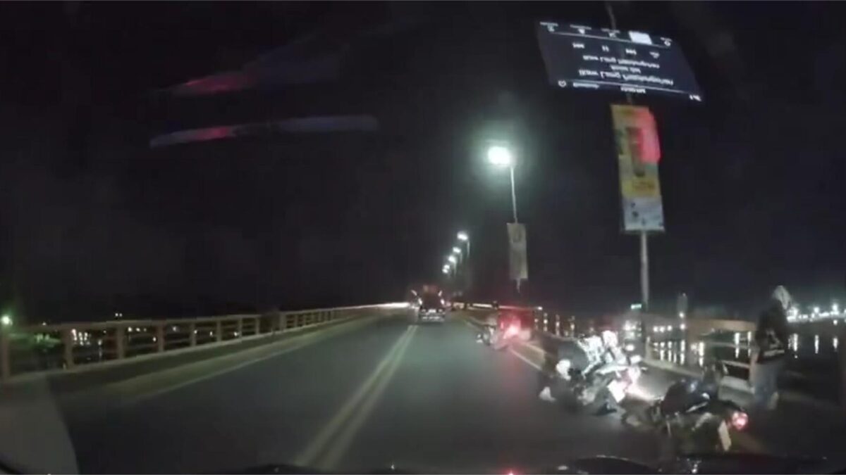 Άνθρωποι εγκαταλείπουν τα οχήματά τους σε μια γέφυρα κατά τη διάρκεια του σεισμού στις Φιλιππίνες