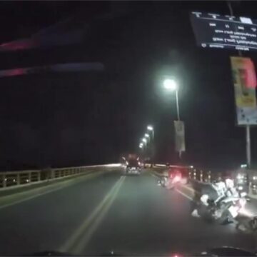 Άνθρωποι εγκαταλείπουν τα οχήματά τους σε μια γέφυρα κατά τη διάρκεια του σεισμού στις Φιλιππίνες