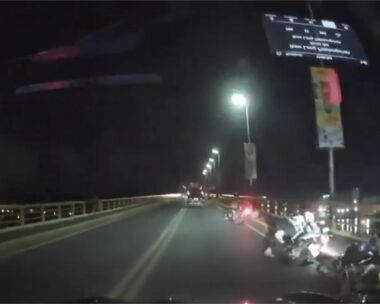 Άνθρωποι εγκαταλείπουν τα οχήματά τους σε μια γέφυρα κατά τη διάρκεια του σεισμού στις Φιλιππίνες