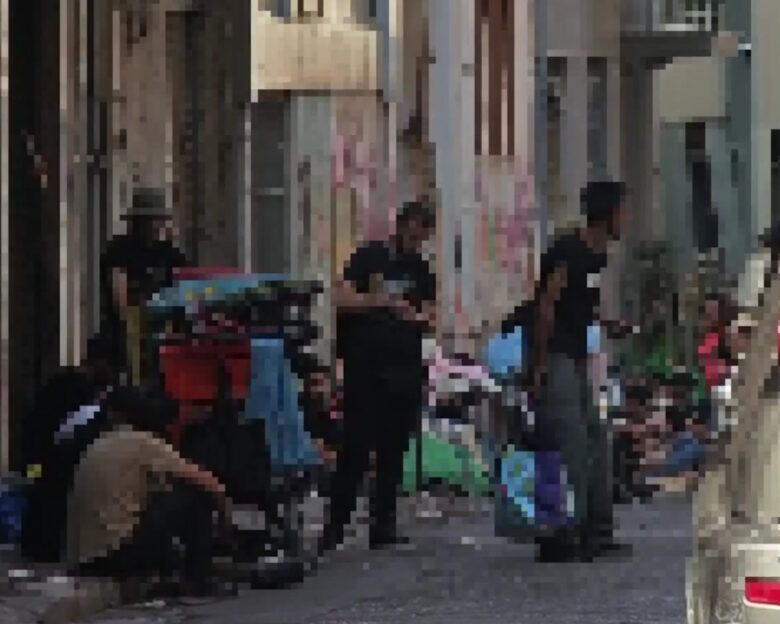Αυτοψία στην πιάτσα τοξικομανών της Ιεροθέου στην «καρδιά» της Αθήνας: «Βάλαμε συρματοπλέγματα λες και είμαστε φυλακή»