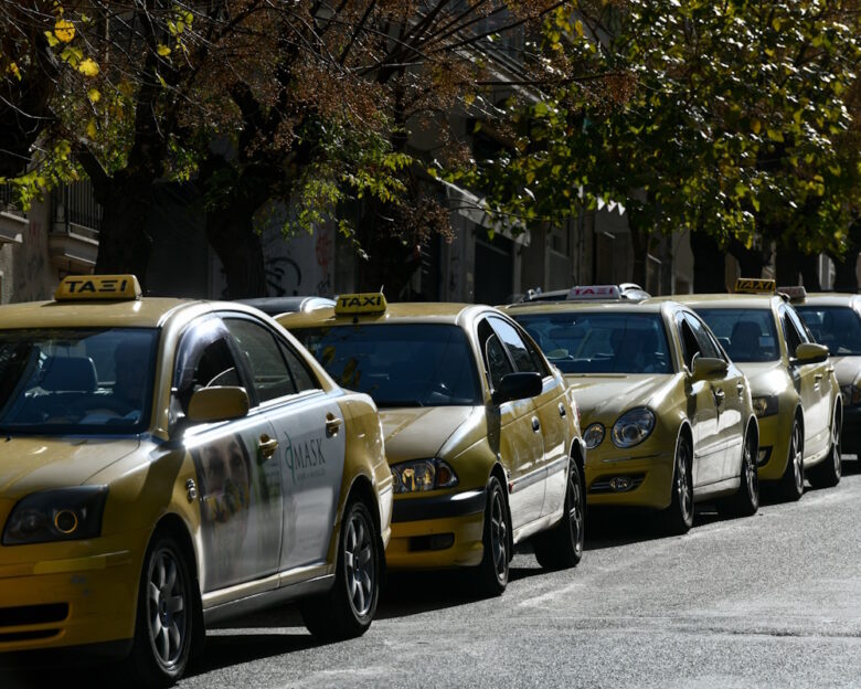 Οδηγός ταξί έβγαλε μαχαίρι σε συνάδελφό του για τις κούρσες από και προς το αεροδρόμιο: «Έχει κατηγορηθεί για κλοπές πελατών»