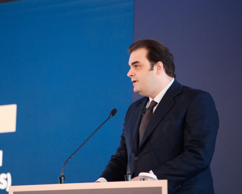 Πιερρακάκης: Οι επενδύσεις και οι εξαγωγές αυξάνονται, το χρέος μειώνεται
