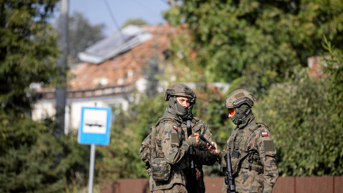Πολωνοί στρατιώτες μπροστά από το σπίτι που χτυπήθηκε από ρωσικό drone