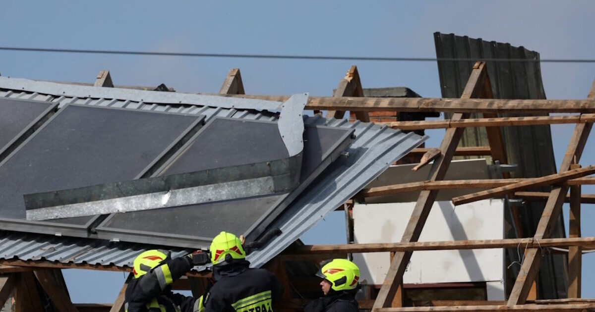 Ζημιές στην σκεπή ενός σπιτιού στην ανατολική Πολωνία από συντρίμμια ρωσικού drone