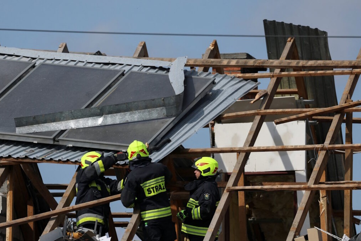 Ζημιές στην σκεπή ενός σπιτιού στην ανατολική Πολωνία από συντρίμμια ρωσικού drone