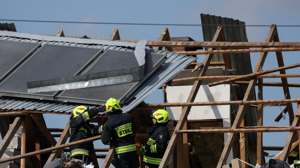 Ζημιές στην σκεπή ενός σπιτιού στην ανατολική Πολωνία από συντρίμμια ρωσικού drone