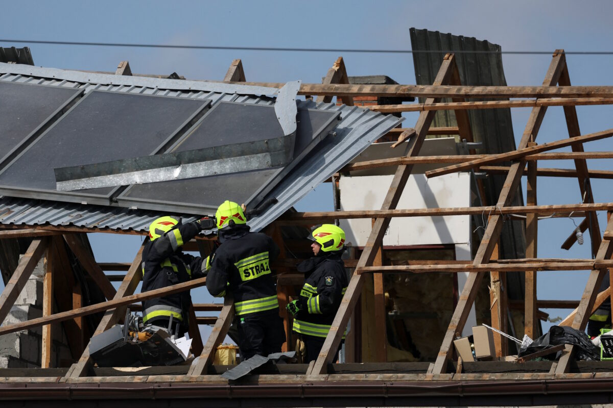 Ζημιές στην σκεπή ενός σπιτιού στην ανατολική Πολωνία από συντρίμμια ρωσικού drone