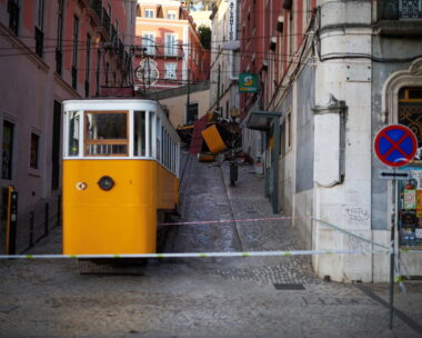 Εικόνα του τόπου του δυστυχήματος μετά τον εκτροχιασμό και τη συντριβή του τελεφερίκ Gloria, ενός δημοφιλούς τουριστικού αξιοθέατου, στη Λισαβόνα