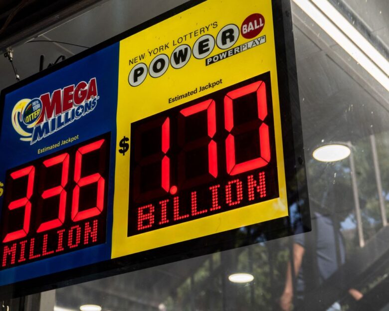Powerball: «Είμαι σπιτόγατος, τώρα η γυναίκα μου θα με “σέρνει” σε ταξίδια» είπε ο ένας από τους δυο υπερνικητές που μοιράζονται 1,78 δισ.δολάρια