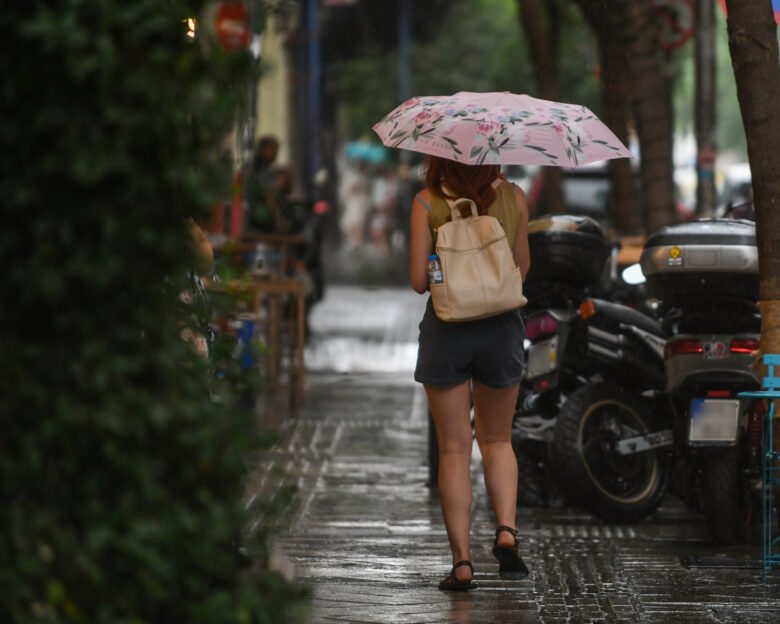 Καιρός: Θυελλώδεις άνεμοι και σφοδρές καταιγίδες πλήττουν 10 περιοχές – Δείτε live την πορεία της κακοκαιρίας